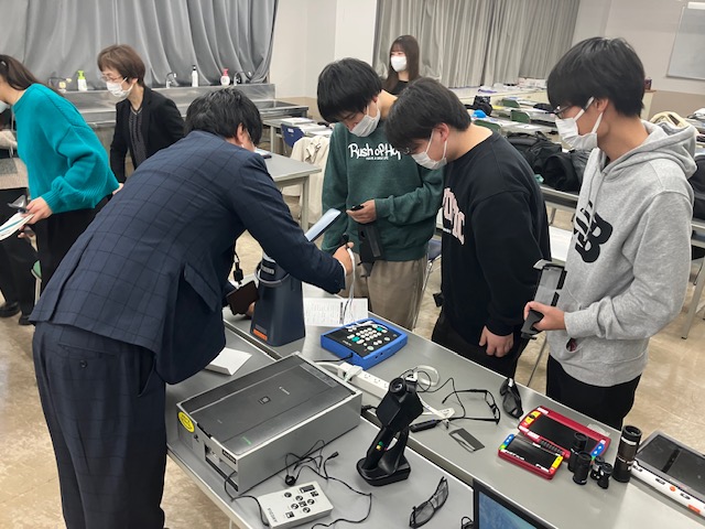 学生達へ音声機器を体験してもらっている様子